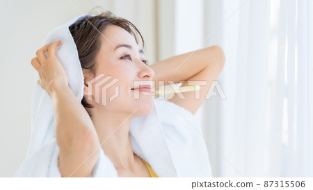Morning toothpaste toothbrush shower towel 87315506
