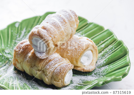 dessert called kremrole filled with cream 87315619