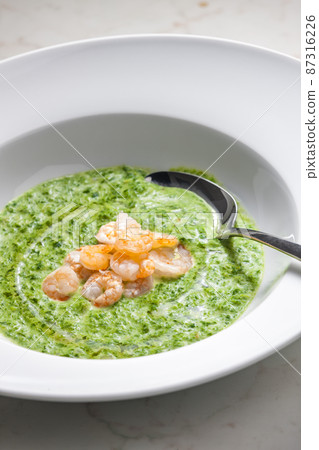 creamy spinach soup with prawns 87316226