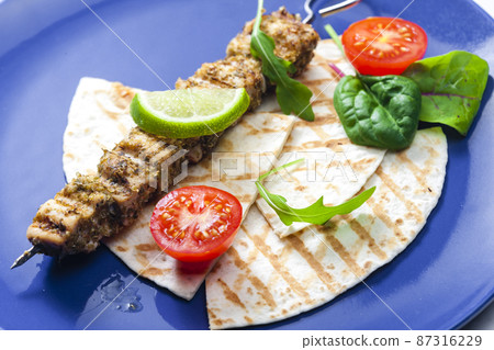 herbal meat skewer with pita bread, tomatoes and lime herbal meat skewer with pita bread, tomatoes and lime 87316229