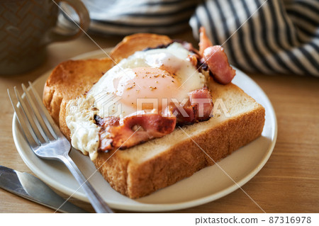 Bacon and egg toast 87316978