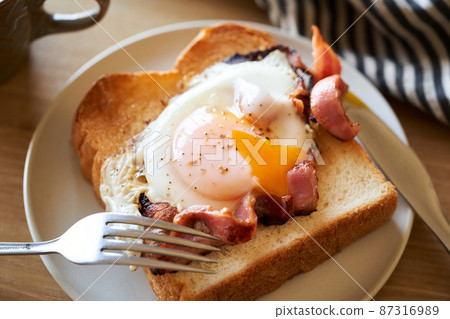 Bacon and egg toast 87316989