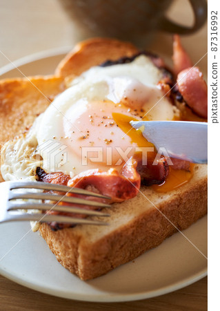 Bacon and egg toast Bacon and egg toast 87316992