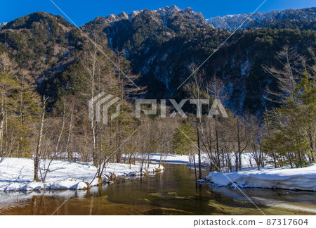 [Nagano Prefecture] Kamikochi in winter_Tashiroike_02 87317604
