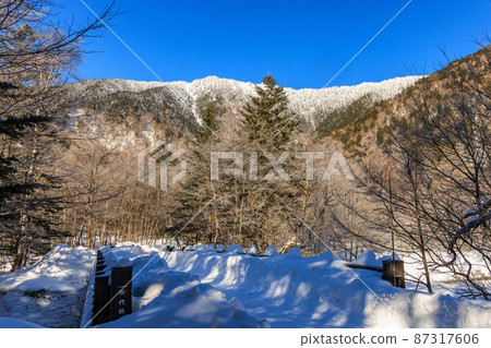 [Nagano Prefecture] Kamikochi in winter_Tashiro Bridge 87317606