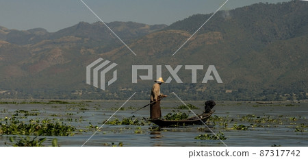 Fisherman on the boat, Inle lake Myanmar 87317742