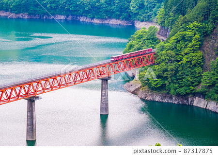 (靜岡縣)大井川鐵道彩虹橋奧尾湖城站和火車 (靜岡縣)大井川鐵道彩虹橋奧尾湖城站和火車 87317875