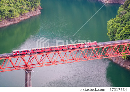 (靜岡縣)大井川鐵道彩虹橋奧尾湖城站和火車 (靜岡縣)大井川鐵道彩虹橋奧尾湖城站和火車 87317884