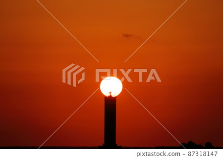 Lighthouse light sunset (Muroto Misaki fishing port, Muroto city, Kochi prefecture) 87318147