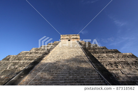 mayan pyramid in Chichen Itza ruins, Yucatan, Mexico mayan pyramid in Chichen Itza ruins, Yucatan, Mexico 87318562