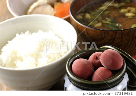 Rice, miso soup, simmered dishes, and crispy plums Rice, miso soup, simmered dishes, and crispy plums 87319481