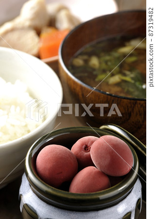 Rice, miso soup, simmered dishes, and crispy plums Rice, miso soup, simmered dishes, and crispy plums 87319482