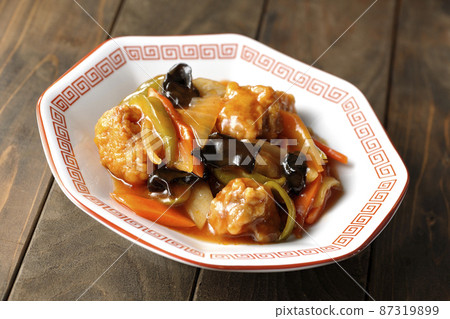 八角中國盤上的醋豬肉 八角中國盤上的醋豬肉 87319899