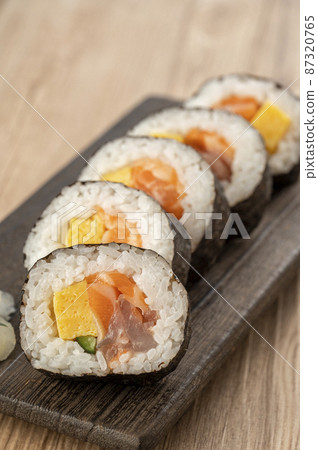 盤子上的 Maki 壽司,海鮮卷 盤子上的 Maki 壽司,海鮮卷 87320765