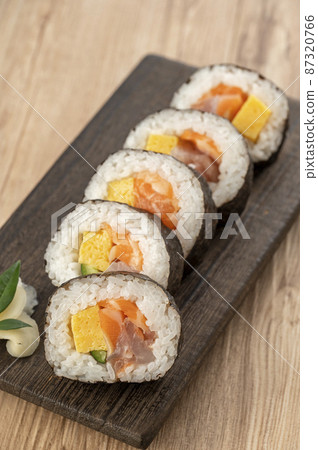 盤子上的 Maki 壽司，海鮮卷 87320766