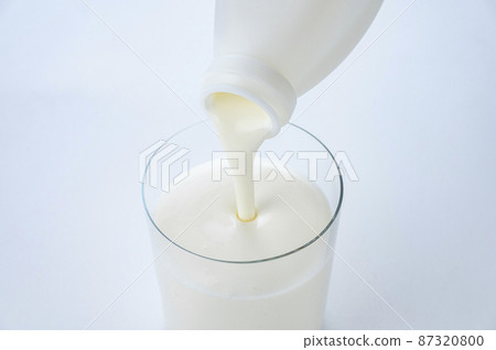 把酸奶倒進杯子裡喝 87320800