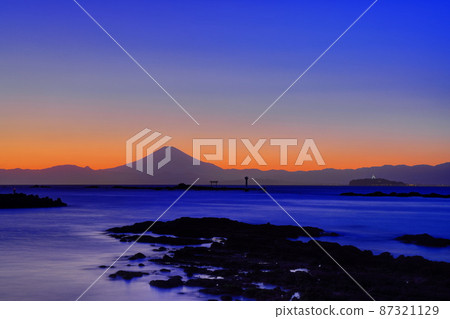 新鼻瀨海灘的富士和江之島 87321129