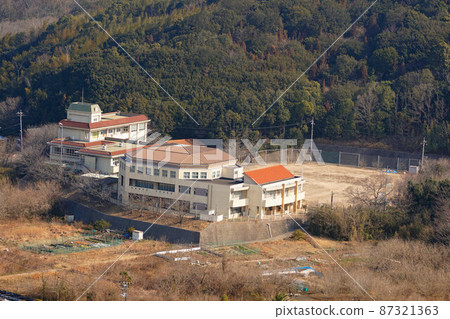 2022年關閉的笠岡市白石小學和白石中學全景2岡山縣笠岡市白石島 2022年關閉的笠岡市白石小學和白石中學全景2岡山縣笠岡市白石島 87321363