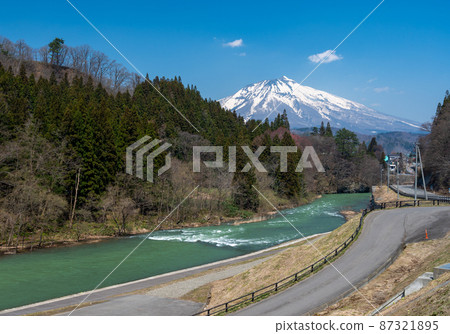 西目屋村的岩木川和岩木山 87321895