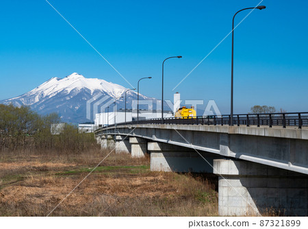 來自弘前市清瀨橋的岩木山第1部分 來自弘前市清瀨橋的岩木山第1部分 87321899