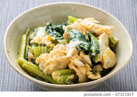 Komatsuna雞蛋結合。 87321927