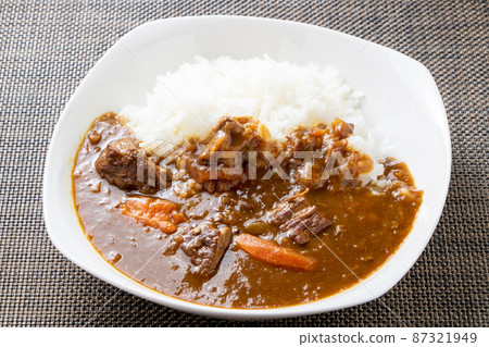 牛肉咖哩飯。 牛肉咖哩飯。 87321949