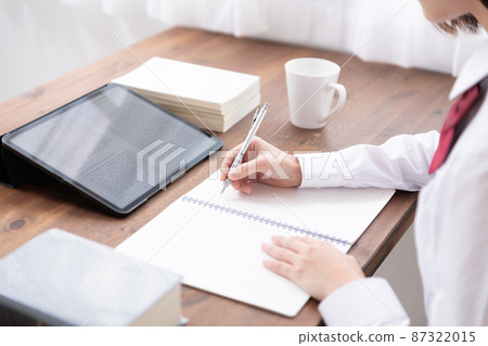 用電子課本學習的高中女生 用電子課本學習的高中女生 87322015