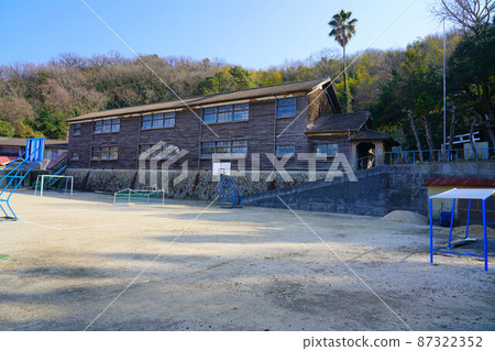 Kasaoka City Manabe Junior High School Retro School Building and School Playground 1 Manabe Island, Kasaoka City, Okayama Prefecture Kasaoka City Manabe Junior High School Retro School Building and School Playground 1 Manabe Island, Kasaoka City, Okayama Prefecture 87322352