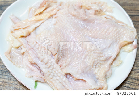 烹飪前的雞皮照片。 87322561