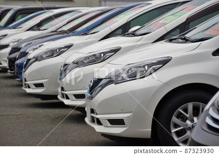 在經銷商處排隊的汽車 Nissan Note 87323930