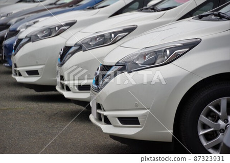 在經銷商處排隊的汽車 Nissan Note 87323931