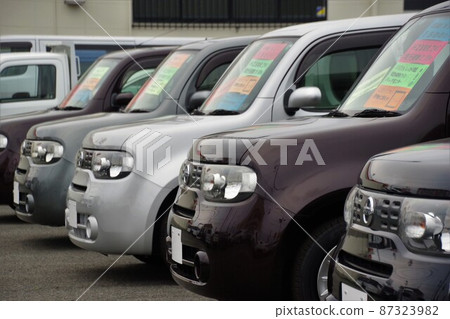 汽車在經銷商 Nissan Cube 排隊 汽車在經銷商 Nissan Cube 排隊 87323982
