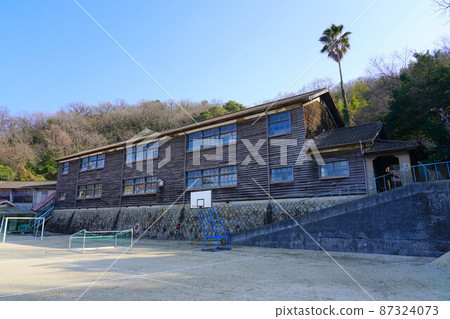 岡山縣笠岡市笠岡市真鍋初中復古校舍和學校操場2真鍋島 岡山縣笠岡市笠岡市真鍋初中復古校舍和學校操場2真鍋島 87324073