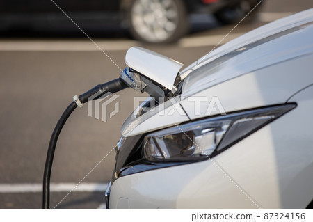 電動汽車在充電站充電 電動汽車在充電站充電 87324156