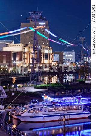 Night view of Yokohama Minatomirai in Christmas season 87324301