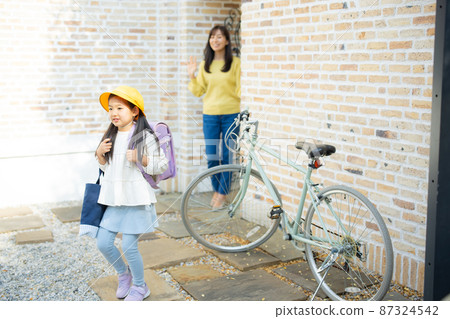 小學生上學,媽媽送行 小學生上學,媽媽送行 87324542