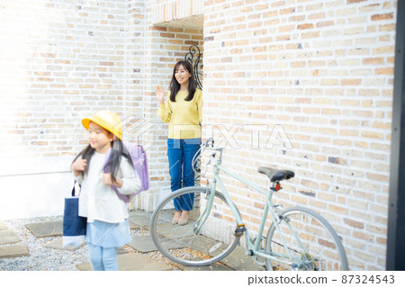小學生上學，媽媽送行 87324543