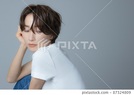 A woman with short hair 87324809