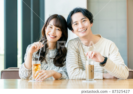 Young couple relaxing in a cafe 87325427
