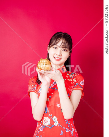 排名第一的傳統旗幟，年歲，女性紅色背景，由前手，一個金色的野豬形圓柱體。 87325565