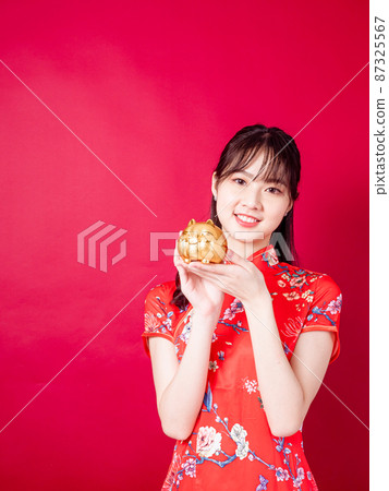 排名第一的傳統旗幟，年歲，女性紅色背景，由前手，一個金色的野豬形圓柱體。 87325567