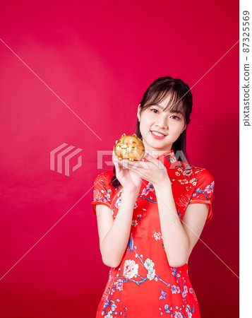 排名第一的傳統旗幟，年歲，女性紅色背景，由前手，一個金色的野豬形圓柱體。 87325569