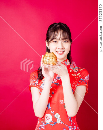 排名第一的傳統旗幟，年歲，女性紅色背景，由前手，一個金色的野豬形圓柱體。 87325570