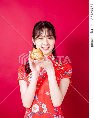 排名第一的傳統旗幟，年歲，女性紅色背景，由前手，一個金色的野豬形圓柱體。 87325571