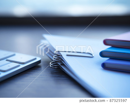 文件、鍵盤、筆記本的商業形象(女性) 文件、鍵盤、筆記本的商業形象(女性) 87325597