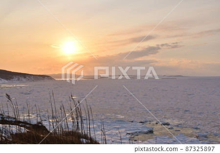 北海道能登三崎的日落和流冰 北海道能登三崎的日落和流冰 87325897