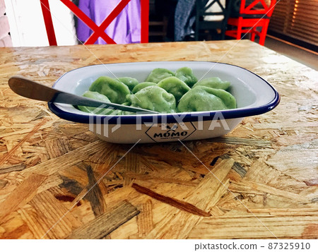 Gyoza-like food, peach 87325910