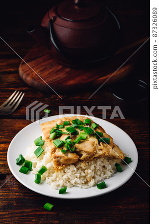Rice with scrambled eggs, chicken and green onion 87326089