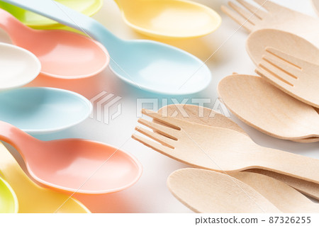 Plastic and wooden spoons and forks 87326255