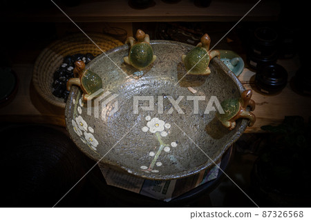 它是一種用於室內裝飾的陶瓷魚缸。 87326568